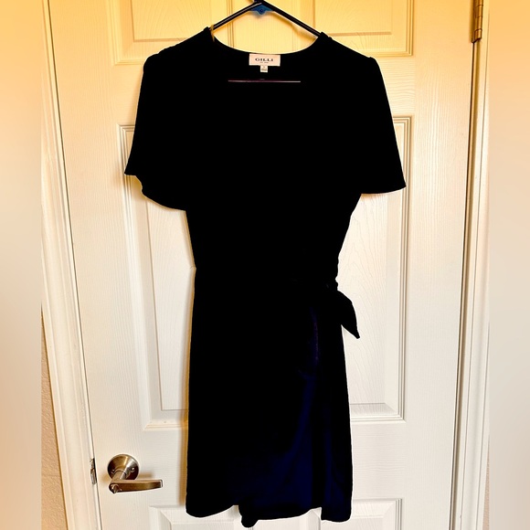 Size small. Black Gilli brand boutique cocktail dress - Picture 1 of 3